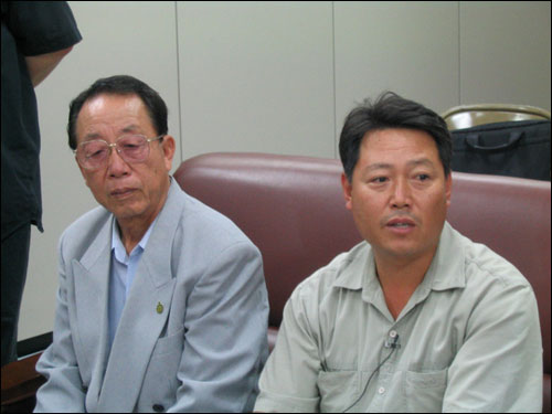 조작간첩 사건 재심을 청구한 이장형씨(왼쪽)와 강희철씨